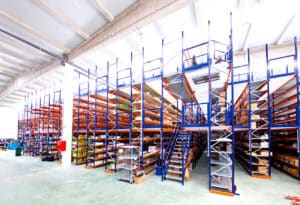Ventajas del sistema de carga manual con pasillos elevados en estanterías industriales