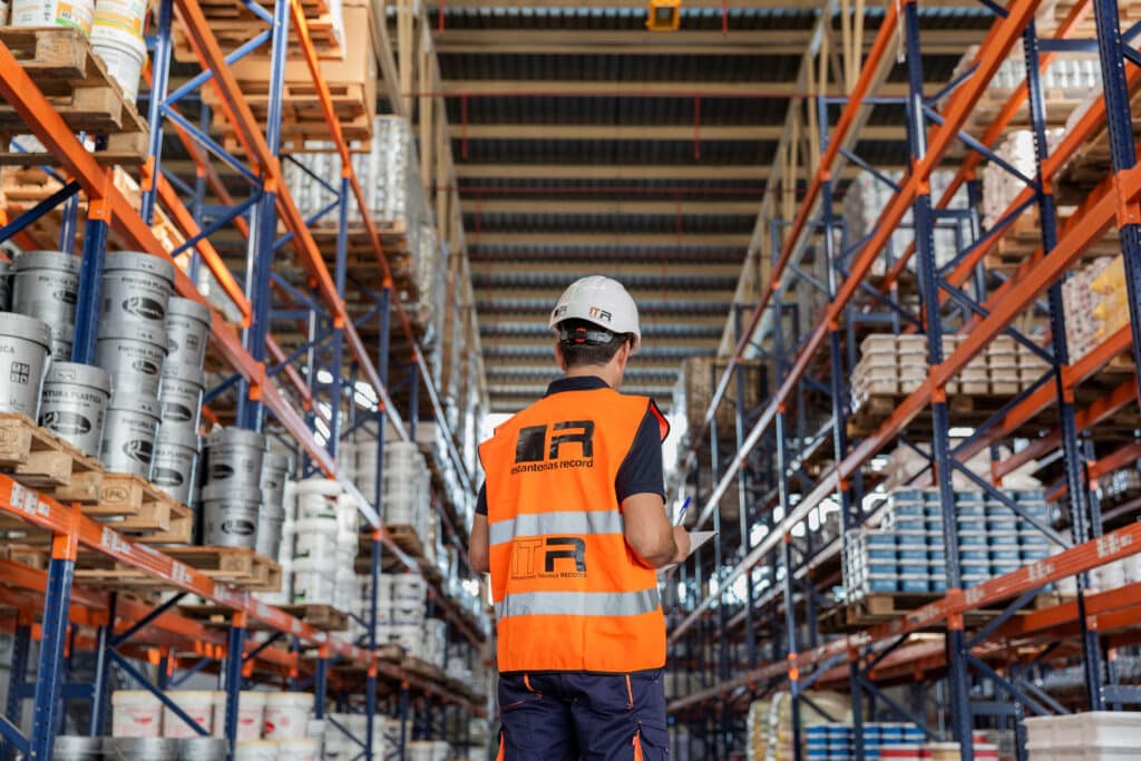 Técnico realizando una inspección