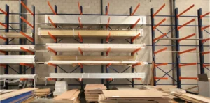Estanterías cantilever en un almacén de madera