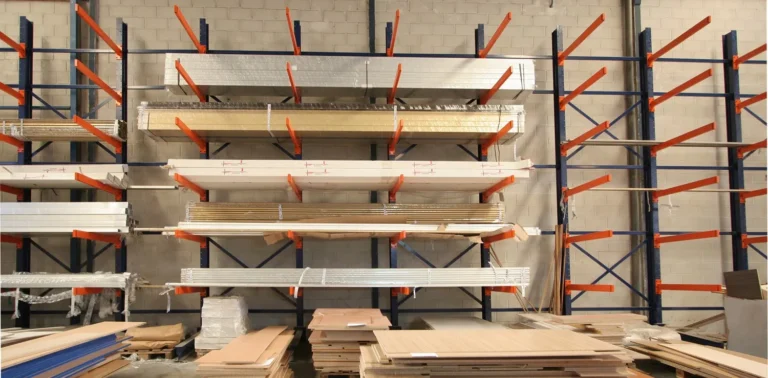 Estanterías cantilever en un almacén de madera