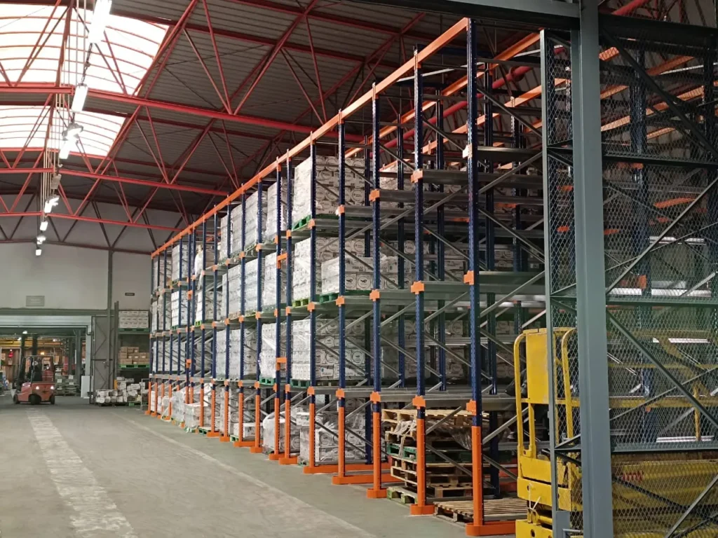 Sistemas de paletización drive-in en un almacén