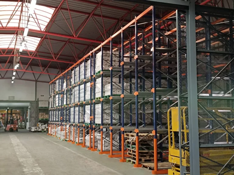 Sistemas de paletización drive-in en un almacén