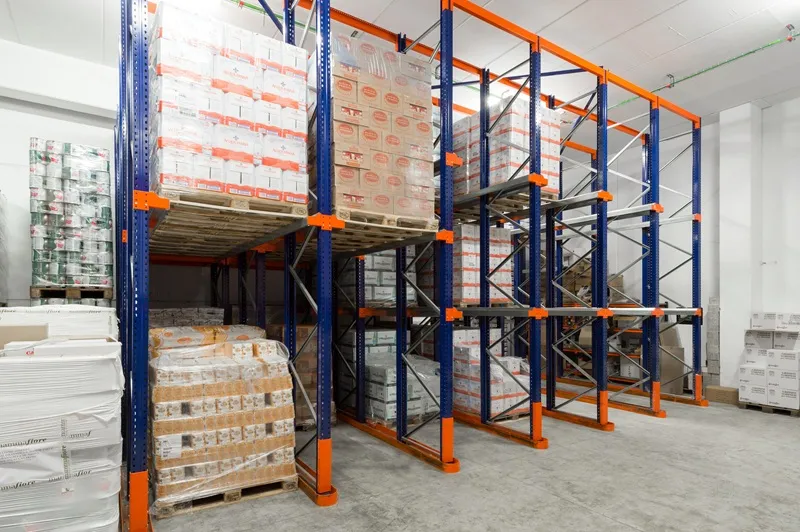 Un almacén de alimentación con sistema de paletización compacta drive-in