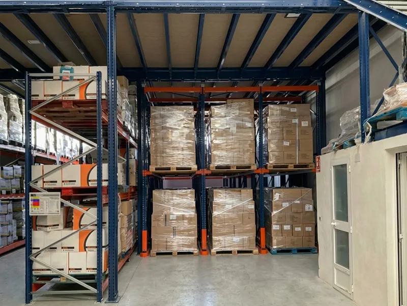 Almacén con sistema drive in