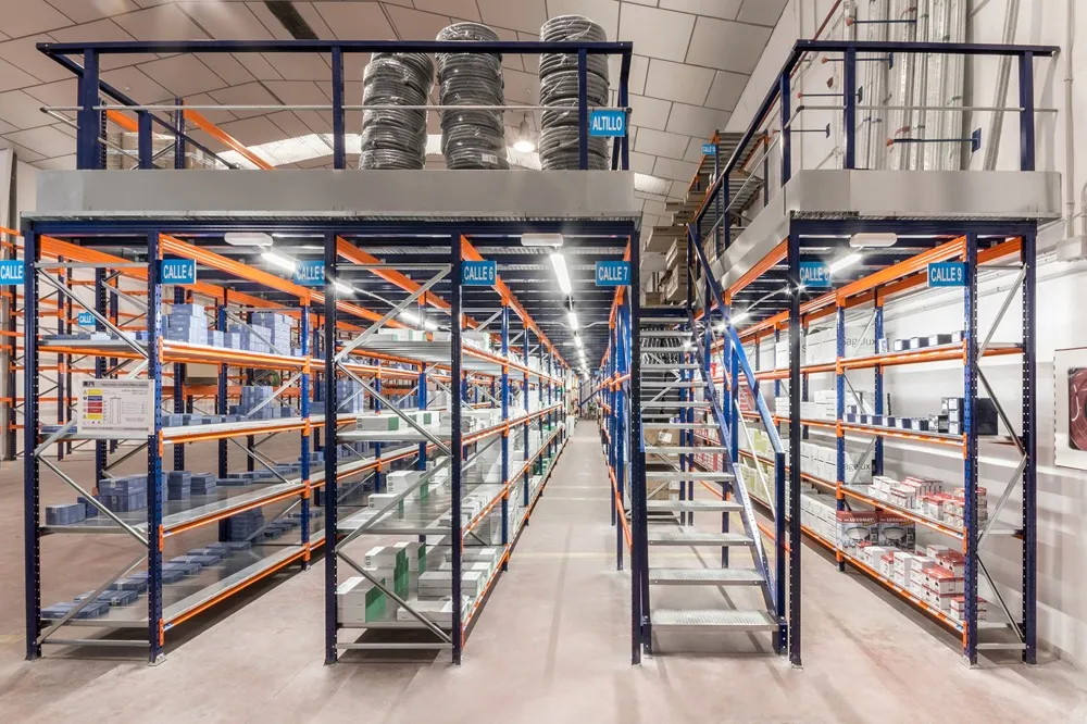 Almacén con altillo y estanterías