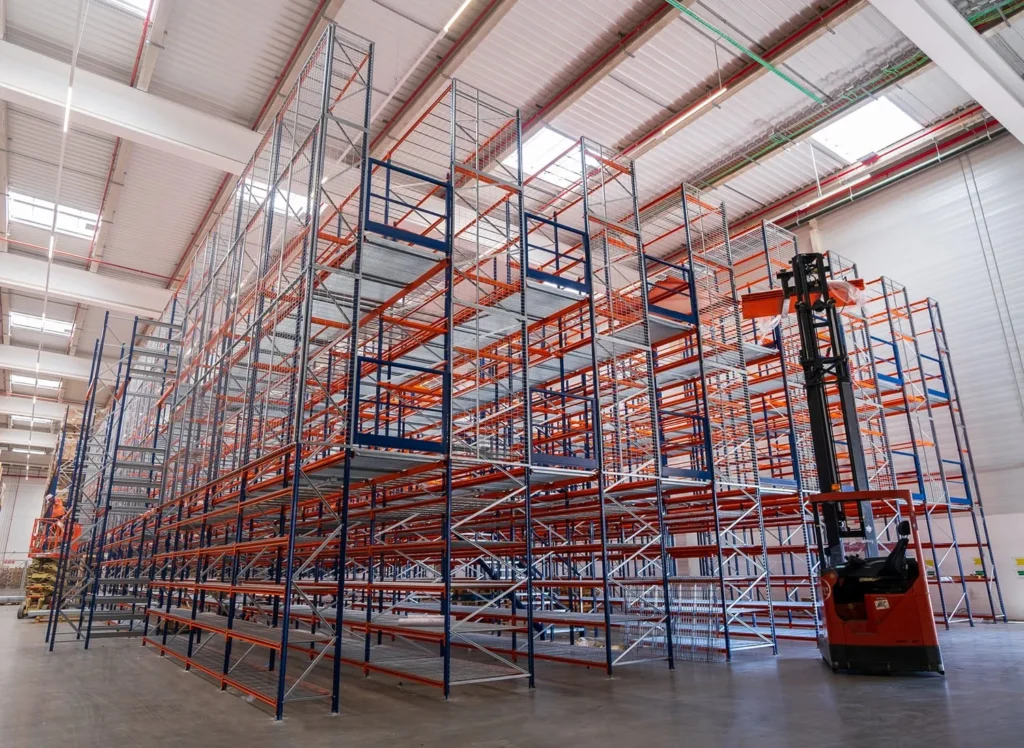 almacén organizado con estanterías record
