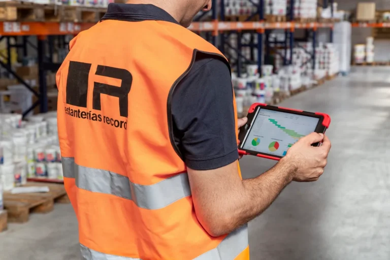Empleado de Estanterías Record comprobando KPIs en una tablet